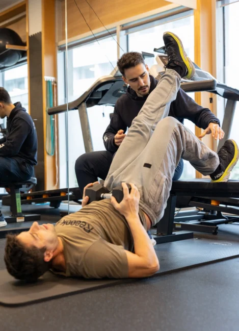 Treino de força com acompanhamento profissional na Fisiointegral
